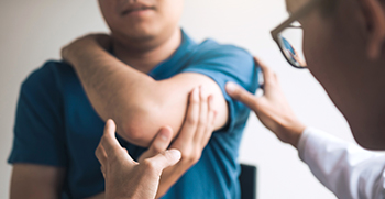 dr giving patient check up